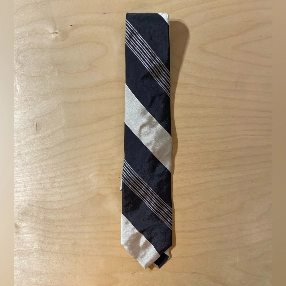 Brooks Brothers Elegant Black and Cream Striped Tie (OO)